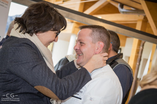 felicite un restaurateur qui vient de recevoir un prix national La Covagne 2018